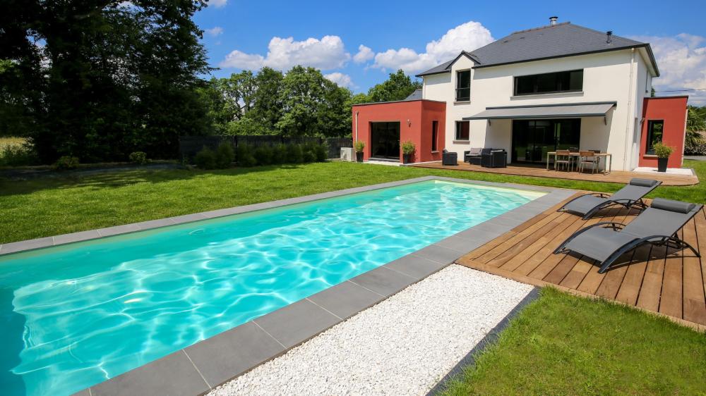 Piscine traditionnelle près de Tiercé